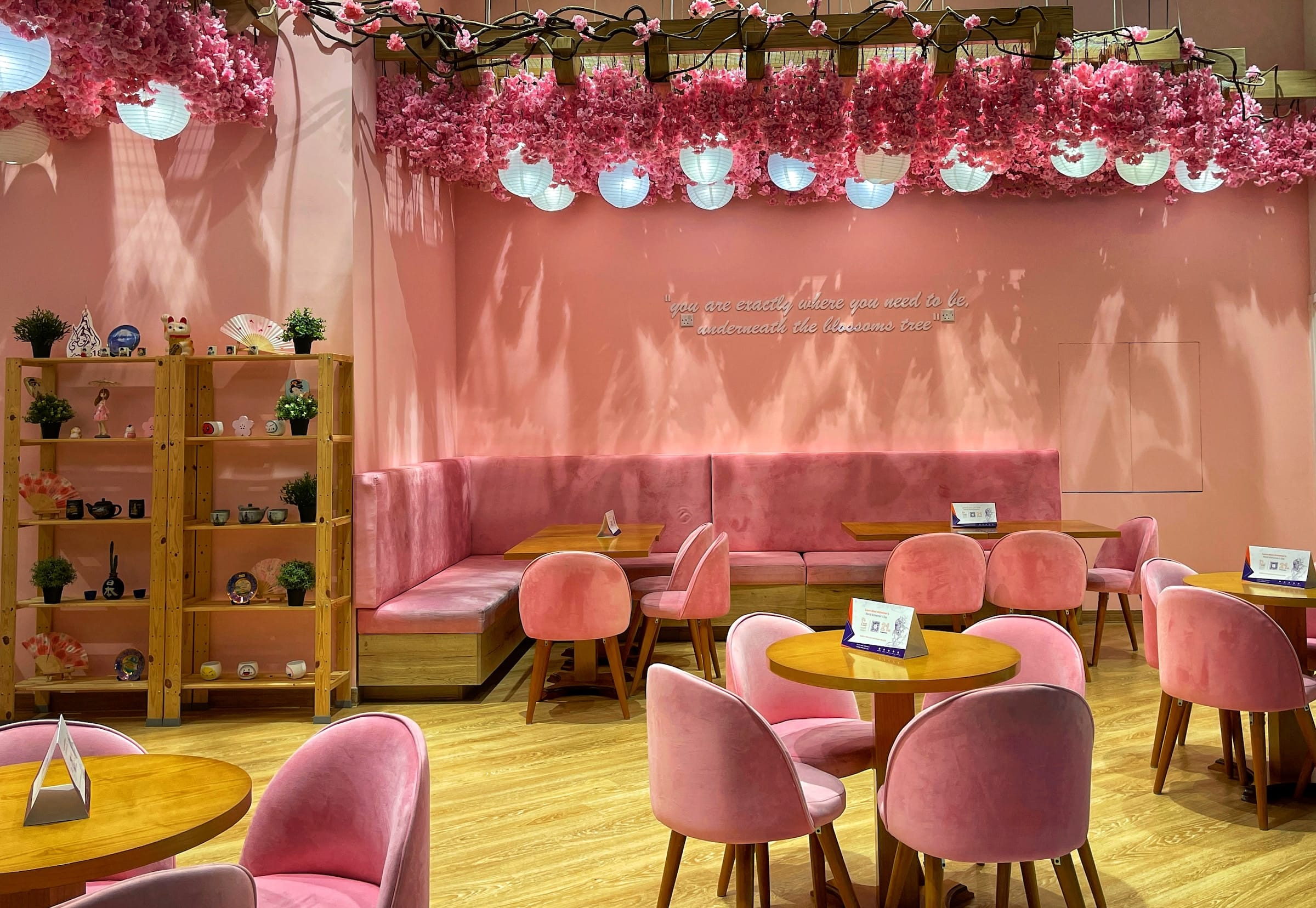 Salle de restaurant rose et fleurie